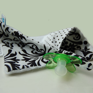 spuug-/speendoekje (zw bloem-stipje)