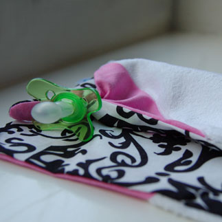 spuug-/speendoekje (zw bloem)